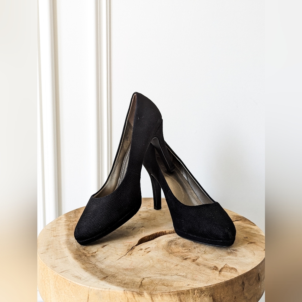 TAHARI Gretta Suede Pumps
